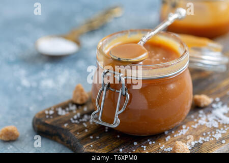 Glas Glas mit hausgemachten gesalzen Karamell. Stockfoto