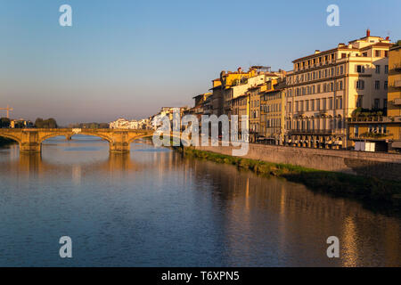 Blick auf das Ufer des Flusses Arno in Florenz Stockfoto