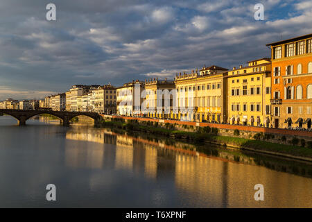 Blick auf das Ufer des Flusses Arno in Florenz Stockfoto