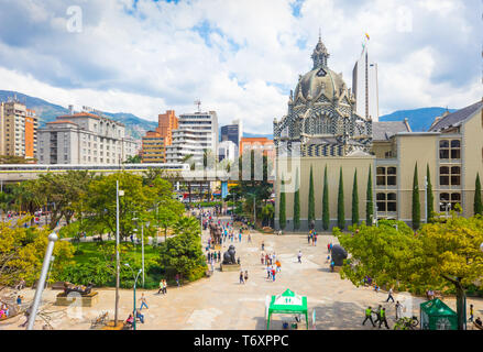 Botero Square aus dem Museum von Antioquia Medellin gesehen Stockfoto