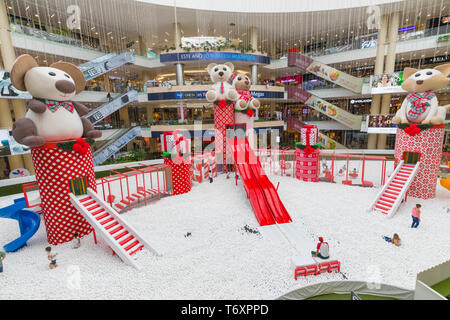 Entertainment Bereich mit Weihnachtsschmuck Santa Fe Medellin Einkaufszentrum Stockfoto