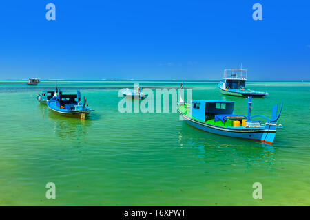 Boote auf tropischen Malediven Insel Stockfoto