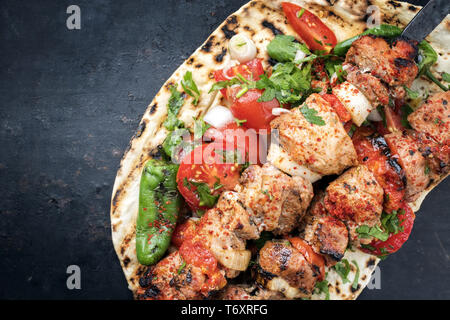 Traditionelle griechische Souvlaki Grill Spieß mit Tomate Stockfoto