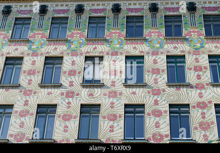 Wien, Österreich - 1 April 2019: Fassade von Otto Wagners Majolika Haus (eingangstüre), in die Linke Wienzeile, klassische Secession (Jugendstil) arachiten Stockfoto