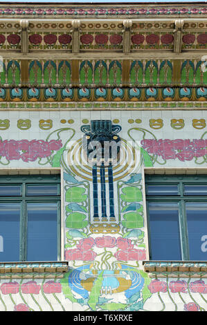 Wien, Österreich - 1 April 2019: Detail aus der Fassade von Otto Wagners Majolika Haus (eingangstüre), in die Linke Wienzeile, klassische Secession (Art. Stockfoto