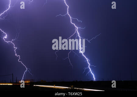 Gewitter mit Schrauben, die auf eine Stromleitung und ein elektrisches Umspannwerk in Marana, Arizona, USA, schlagen Stockfoto
