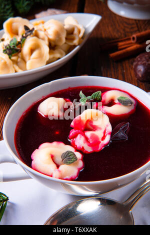 Weihnachten Rote-Bete-Suppe - borschtsch mit kleinen Knödel Stockfoto