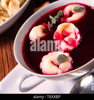 Weihnachten Rote-Bete-Suppe - borschtsch mit kleinen Knödel Stockfoto