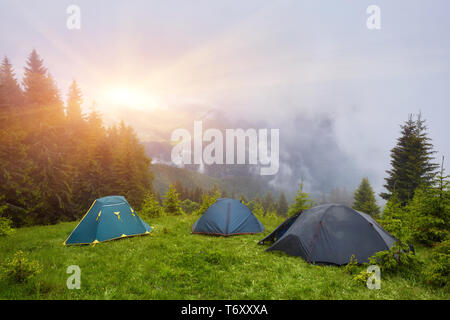 Camping und Zelten im Wald, in den Bergen, nebligen Wetter Stockfoto