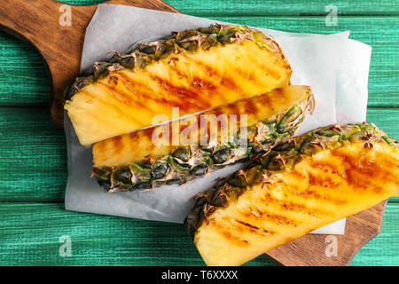 Gegrillte Ananasscheiben auf hölzernen Tisch Stockfoto