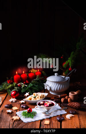 Weihnachten Rote-Bete-Suppe - borschtsch mit kleinen Knödel Stockfoto
