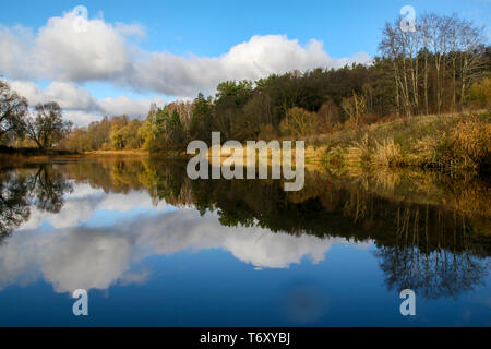 Herbst Landschaft mit bunten Bäumen und den Fluss. Reflexion in den Fluss. Stockfoto