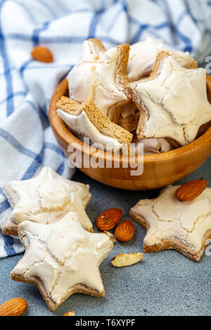 Weihnachten Mandel zimt Cookies in eine hölzerne Schüssel. Stockfoto