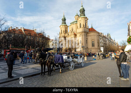 Pferdekutschen warten auf Touristen auf Weihnachten Old Town Square Stockfoto