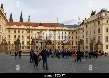 Touristen Schlange vor der Prager Burg Stockfoto