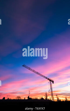 Bau kran über Sonnenuntergang Himmel Stockfoto