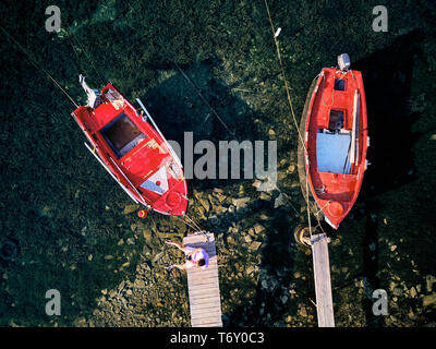 Mann auf einem hölzernen Pier Top View Stockfoto