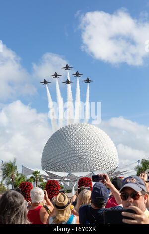 Die US Navy Blue Angels Flyover Walt Disney World's Epcot Center Mai 2, 2019 Stockfoto