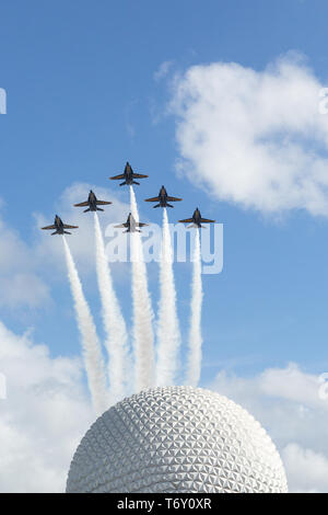 Die US Navy Blue Angels Flyover Walt Disney World's Epcot Center Mai 2, 2019 Stockfoto