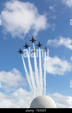 Die US Navy Blue Angels Flyover Walt Disney World's Epcot Center Mai 2, 2019 Stockfoto