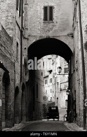 Dreirad, Ape Antriebe durch enge Gasse in der Altstadt, San Gimignano, Toskana, Italien Stockfoto