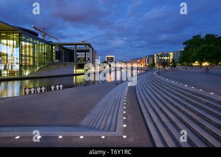 Treppe am Reichstag in der Dämmerung, mit Blick auf die Spree und die Marie-Elisabeth-Luders-Haus, Berlin, Deutschland Stockfoto