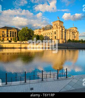 Blick auf den Reichstag von der Terrasse des Marie-Elisabeth-Luders-Haus, Morgenlicht, Berlin, Deutschland Stockfoto