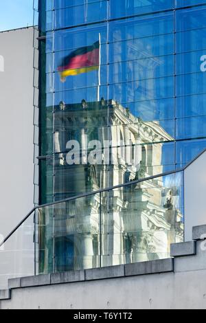 Deutsche Fahne auf dem Reichstag in der Glasfassade der Marie-Elisabeth-Luders-Haus, Berlin, Deutschland wider Stockfoto