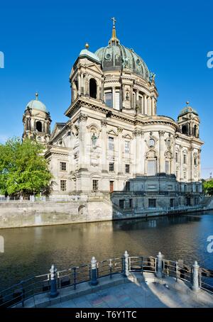 Berliner Dom am Ufer der Spree, Berlin, Deutschland Stockfoto