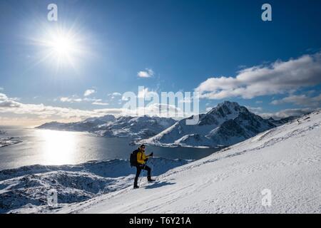 Wanderer klettern, Offersoykammen Vestvagoya, Lofoten, Norwegen Stockfoto