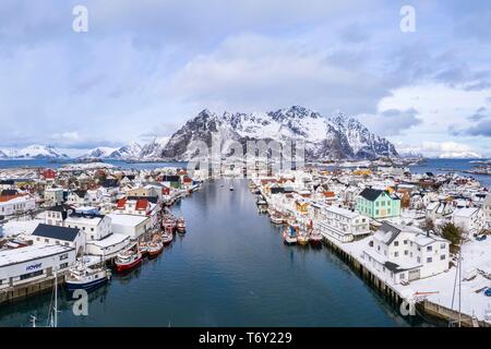 Port im Fischerdorf Henningsvær, Austvagoya, Lofoten, Norwegen Stockfoto