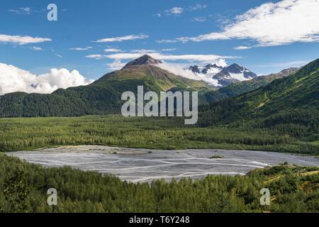 Blick in den Kenai Fjords National Park, breites Flussbett und Berge, Alaska, USA Stockfoto