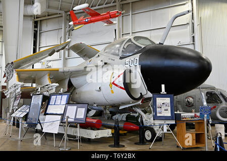 Vietnam ära Grumman A-6 Intruder Kampfflugzeug in Hommage an Jeremia Denton auf Anzeige an der Flugzeuge Pavillion in Mobile Alabama, USA. Stockfoto