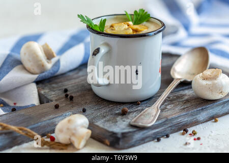 Hausgemachte Pilz Rahm Suppe in einer Emaille Tasse. Stockfoto