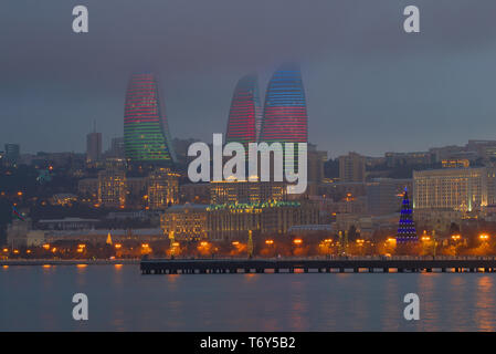 BAKU, Aserbaidschan - Januar 04, 2018: Blick auf die Flamme Türme an einem düsteren Januar Abend Stockfoto