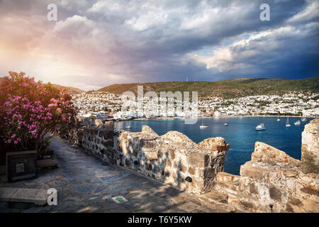 Blick auf die Bucht in die Ägäis von der Mauer der Burg von Bodrum, Türkei Stockfoto