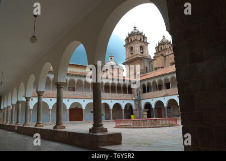 Innenansicht der zentralen Innenhof der Universität zur Figur des heiligen Antonius. Stockfoto