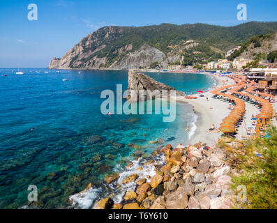 MONTEROSSO AL MARE, Italien - 28. JULI 2016: Panoramablick Sommer Blick vom Strand in Monterosso, Cinque Terre, Italien. Stockfoto