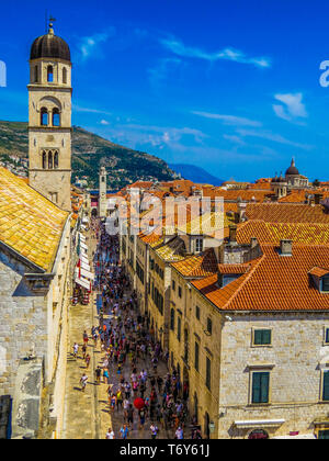 DUBROVNIK, KROATIEN - August 8, 2015: Luftaufnahme der Stradun (Placa), die Fußgängerzone Hauptstraße von Touristen und Einheimischen überlaufen. Stockfoto