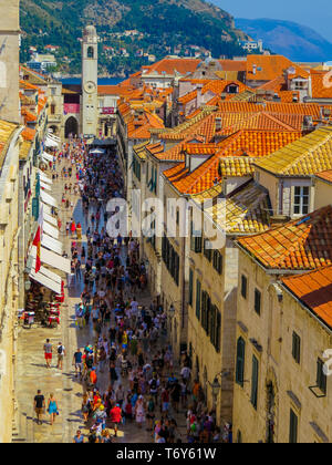 DUBROVNIK, KROATIEN - August 8, 2015: Luftaufnahme der Stradun (Placa), die Fußgängerzone Hauptstraße von Touristen und Einheimischen überlaufen. Stockfoto