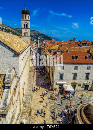 DUBROVNIK, KROATIEN - August 8, 2015: Luftaufnahme der Stradun (Placa), die Fußgängerzone Hauptstraße von Touristen und Einheimischen überlaufen. Stockfoto