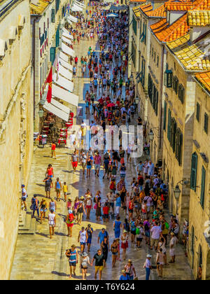 DUBROVNIK, KROATIEN - August 8, 2015: Luftaufnahme der Stradun (Placa), die Fußgängerzone Hauptstraße von Touristen und Einheimischen überlaufen. Stockfoto