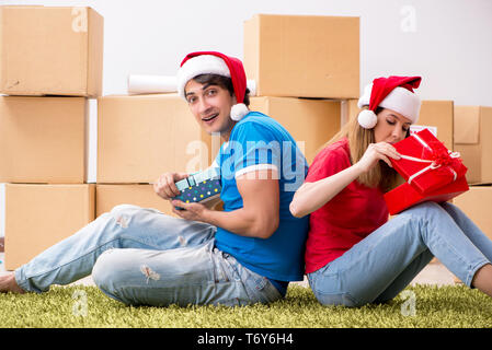 Junge Familie Weihnachten im neuen Haus feiern. Stockfoto