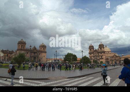 Hauptplatz von Cusco, Peru. Die Kathedrale und die Kirche der Compañia de Jesus sind prominent in Aussicht. Stockfoto