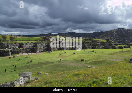 Blick auf die Central Plaza der Ruinen von Sacsayhuaman in Cusco, Peru. Stockfoto