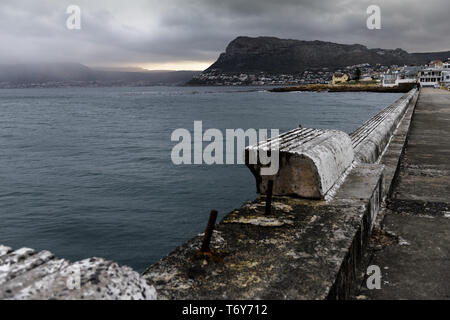 Der Kalk Bay Harbour Breakwater 1919 gebaut auf Südafrika der False Bay Küste in der Nähe von Kapstadt, Südafrika. Stockfoto