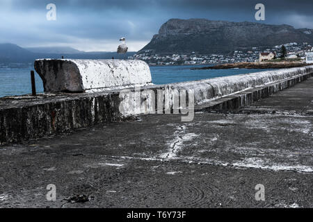 Der Kalk Bay Harbour Breakwater 1919 gebaut auf Südafrika der False Bay Küste in der Nähe von Kapstadt, Südafrika. Stockfoto