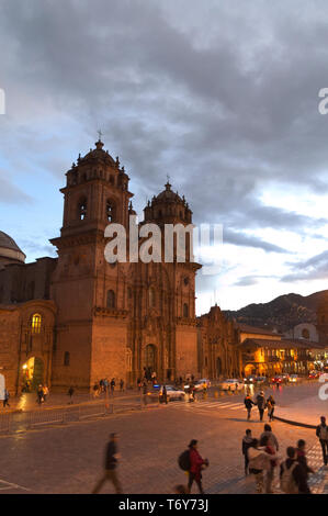 Nacht Blick auf die Kirche von der Compañia de Jesus, in Cusco, Peru. Stockfoto