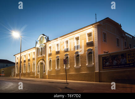 Araxa/MG/Brasilien - 19. April 2019: Fassade des historischen ão Domingos' Schule, Gebäude von 1930. Stockfoto