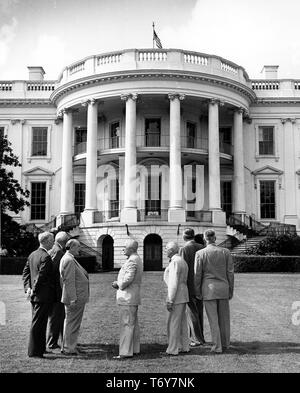 Präsident Harry S Truman und des Ausschusses für die Renovierung des Weißen Hauses, stehen auf der Wiese vor dem halbkreisförmigen Säulengang im Weißen Haus, Washington, District of Columbia, 20. Juni 1949. Mit freundlicher Genehmigung der nationalen Archive. () Stockfoto